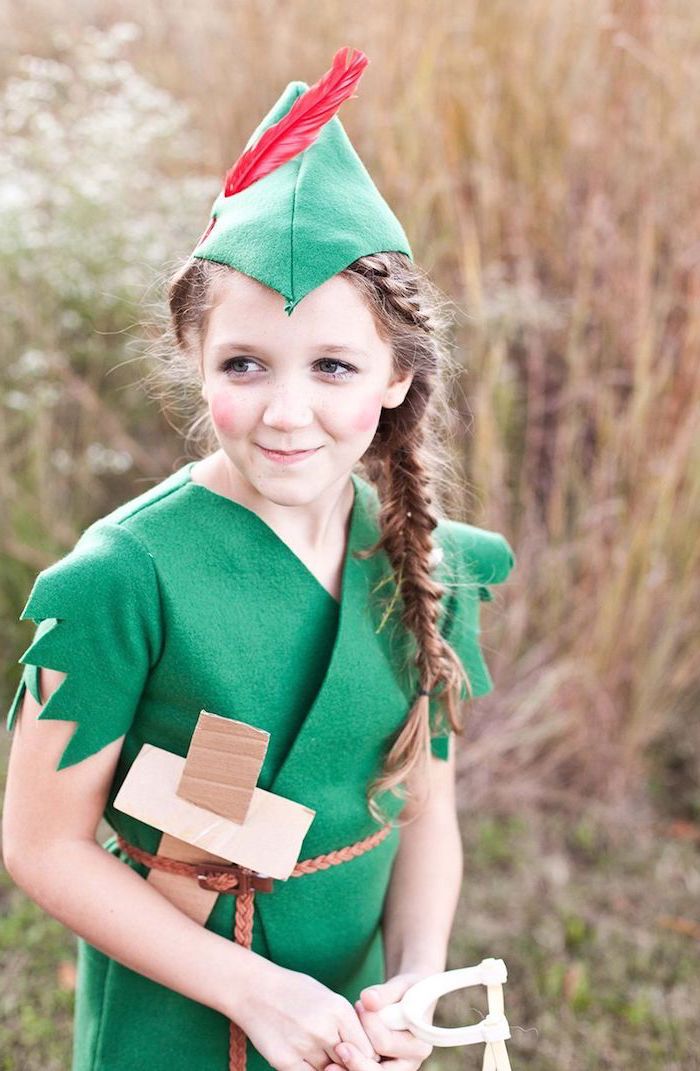 Peter Pan Kostüm für Mädchen, grünes Hemd und Mütze mit Feder, langer Zopf und Schwert aus Papier