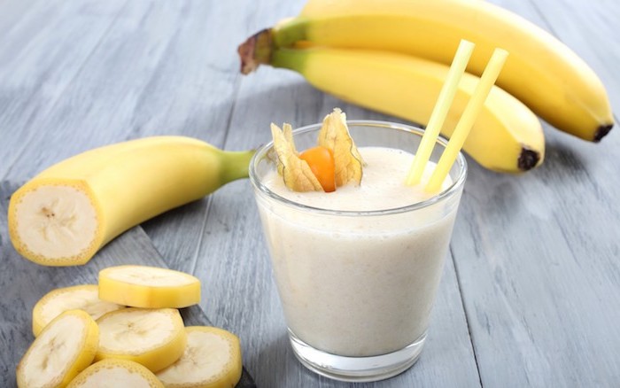 shakes zum zunehmen selber machen, selbstgemachter eiweißdrink mit bananen