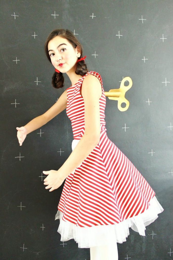 Last Minute Kostüme - ein gestreiftes rotes Kleid von einem vintage Puppe als Kostüm