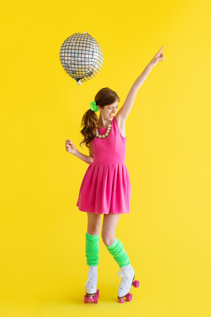 ein schnelles Kostüm zu Fasching auf einer gelben Hintergrund, Ballon als Diskoball