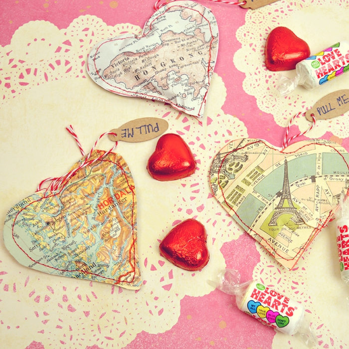 Kleine Herzen voll mit Bonbons selber machen, aus Karte ausschneiden, Valentinstag Geschenkidee für DIY Enthusiasten