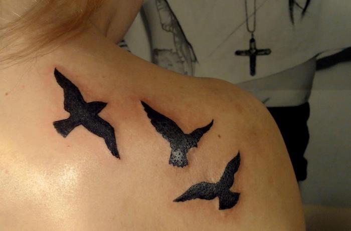 frau mit rücken tattoo, fliegende vögel, tattoo-motive
