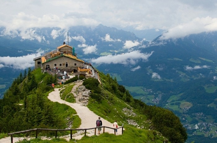 beliebte urlaubsziele in deutschland berchtesgaden ein bild von den deutschen alpen schöne aussicht haus in den bergen hütte über die wolken