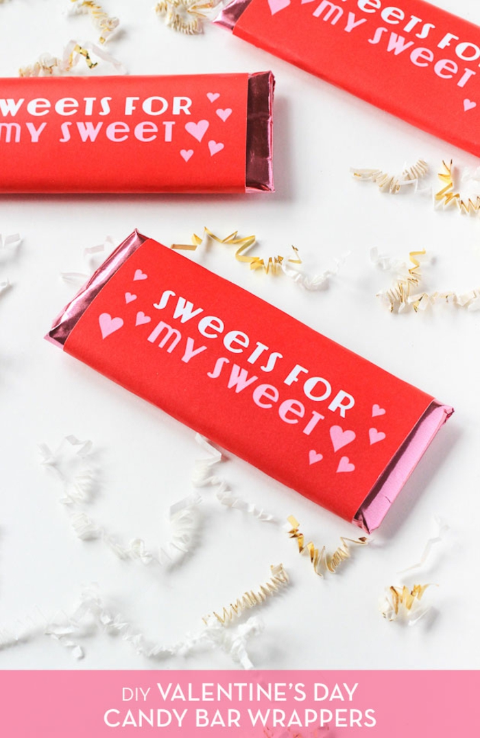 Schokolade in personalisierter Verpackung, süßes Geschenk für ihn, rotes Geschenkpapier mit rosa Aufschrift
