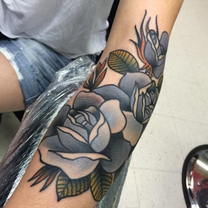 schöne tattoos für frauen, farbige tätowierung am arm, blaue rosen