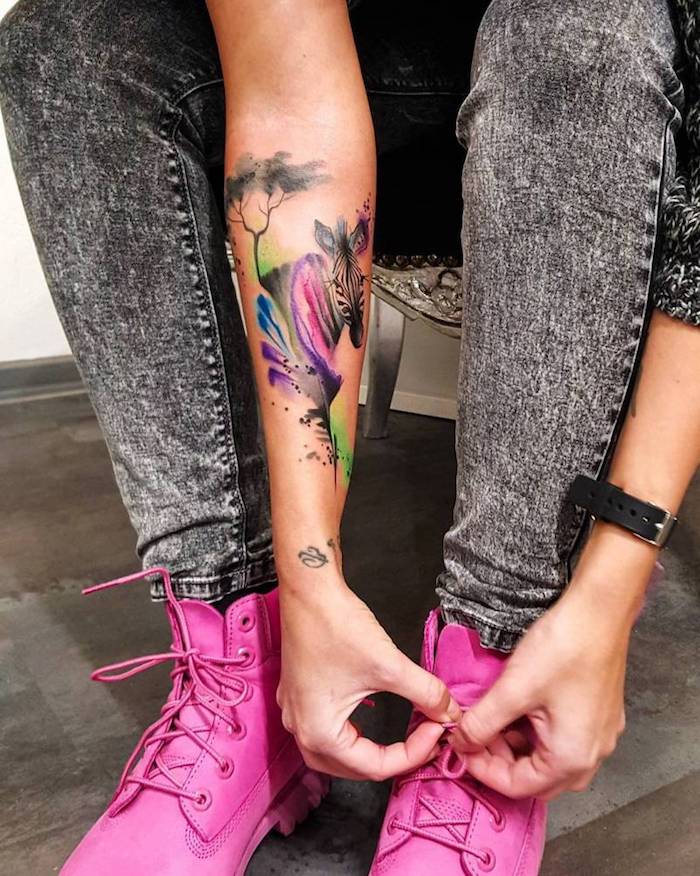 schöne tattoos für frauen, zebra als tattoo motiv, rosa schuhe