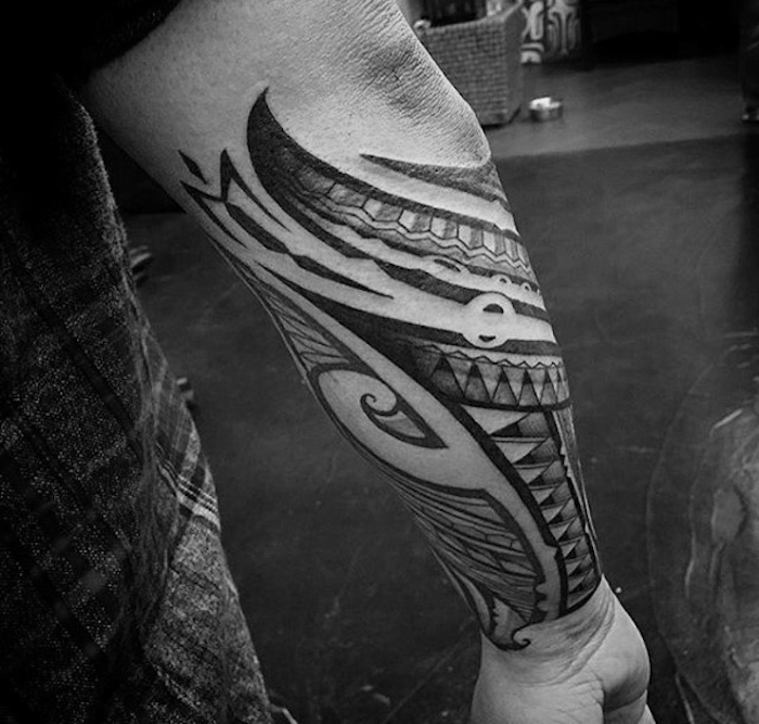 schöne tattoos für männer, große tätowierung mit polynesichen motiven
