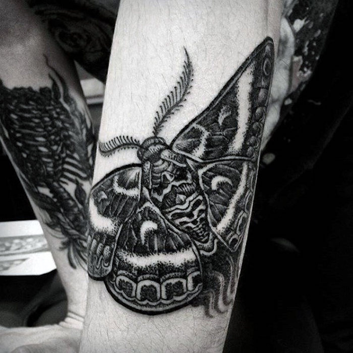 schöne tattoos an den ärmen, schmetterlung tattoo in schwarz und grau, blackwork
