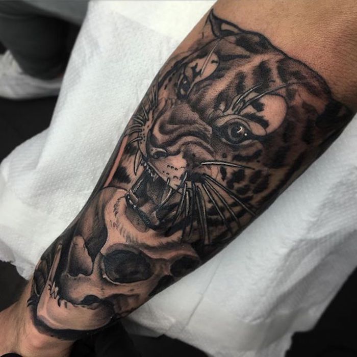 schöne tattoos, tigerkopf in kombination mit schädel, 3d-tätowierung