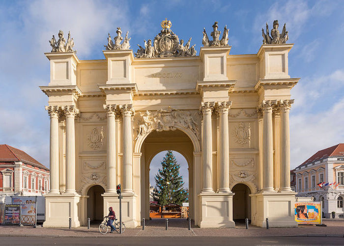 urlaubsorte top 10 triumph arch architektur deutschland kleinstadt verbunden mit der hauptstadt von deutschland berlin potsdam weihnachtsbaum im hintergrund