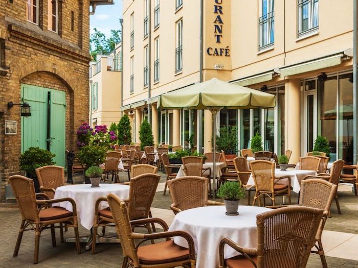 urlaubsorte top 10 deutsche kleinstädte ein straßencafe im zentrum vonpostdam coole aussichten schöne architektur