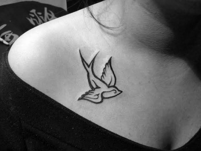 schwalbe bedeutung, kleine tattoo motive, frau mit tätowierung an der brust