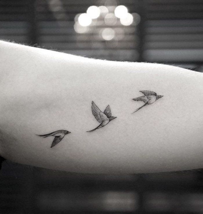 schwalbe bedeutung, oberarm tätowieren, fliegende vögel, kleine tattoo-motive