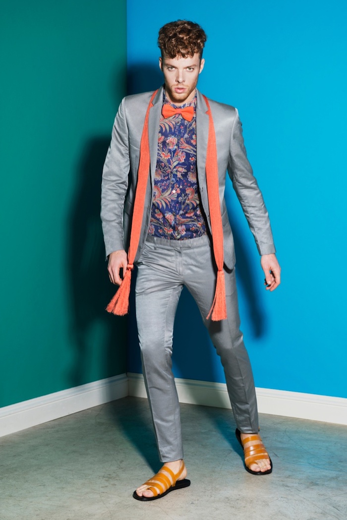 hemd unter pullover oder sakko bunte gestaltung buntes hemd oranger schall sandalen grauer anzug lockige haare mann
