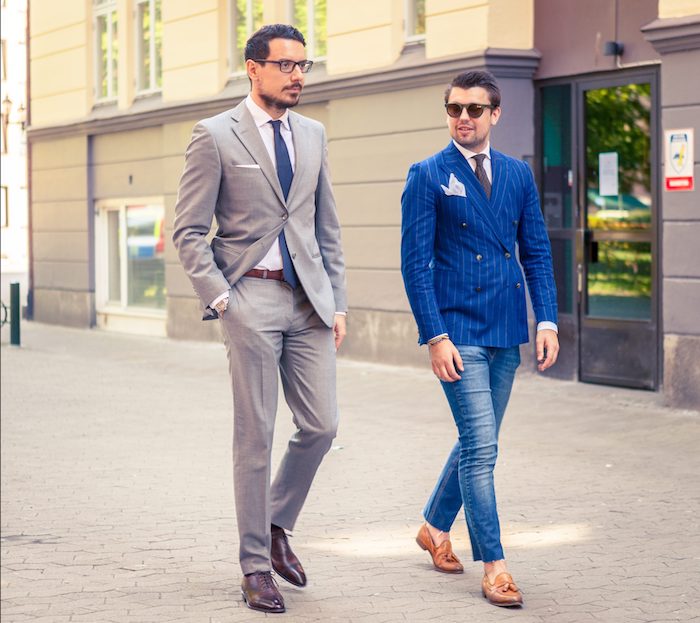 zwei männer gehe nebeneinander der eine trägt blauer anzug braune schuhe und der andere grauer anzug braune schuhe coole outfits stilvolle looks