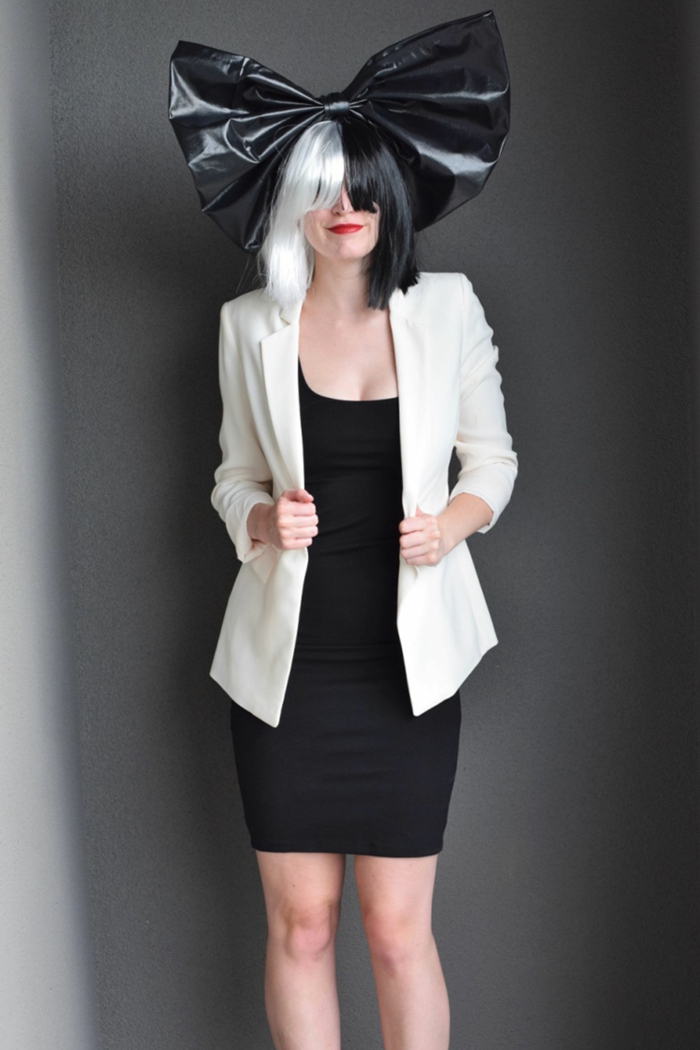 ein Sia Kostüm selber machen - schwarzes Kleid und weiße Jacke, schwarz-weiße Perüke