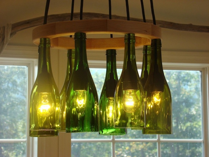 eine hängelampe mit lampen aus alten grünen flaschen - basteln mit glasflaschen