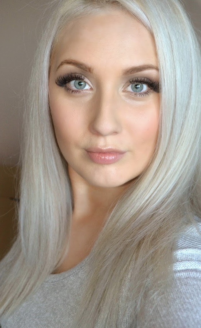 silberblonde Haarfarbe glatte lange Haare, eine Frau mit blauen Augen und rosa Lippenstift