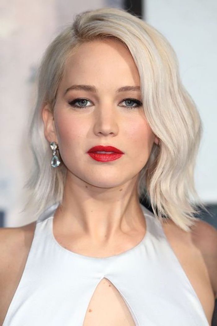 Haare grau färben - Jennifer Lawrence mit rotem Lippenstift, mit weißem Kleid gekleidet 