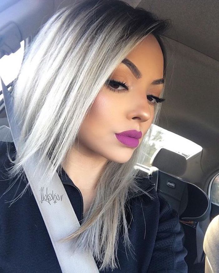 ein Selfie von einem netten Mädchen mit dezenter Schminke im Auto - Haare grau tönen