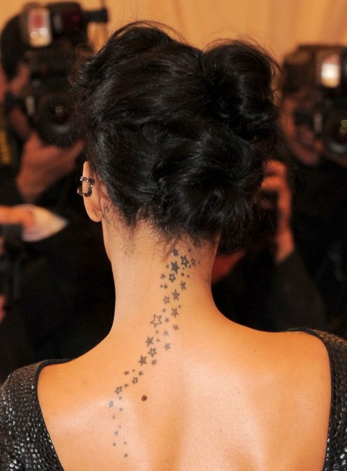 viele Sternen als ein Tattoo Nacken, elegantes Tattoo für Damen