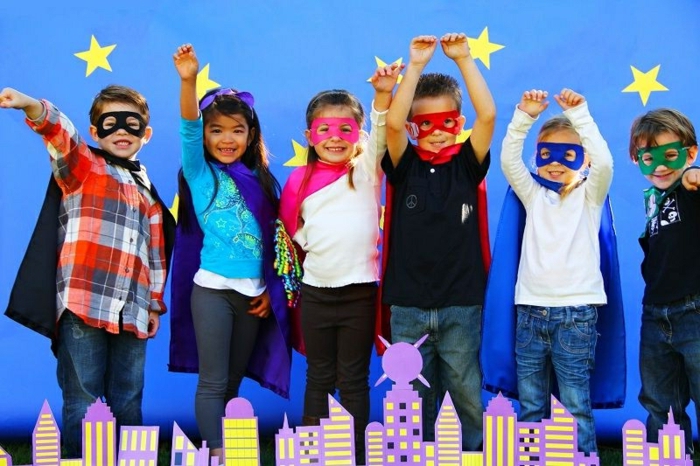 Mottoparty Themen für Kinder - Superheros mit Augenmasken und Capes