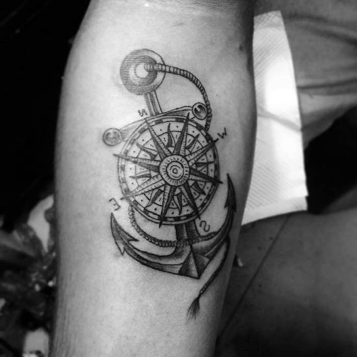 tattoo erinnerung, anker in kombination mit kompass, schwarz-graue tätowierung, kompass anker tattoo