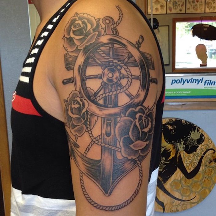 tattoo erinnerung, große schwarz-graue tätowierung mit maritimen-motiven