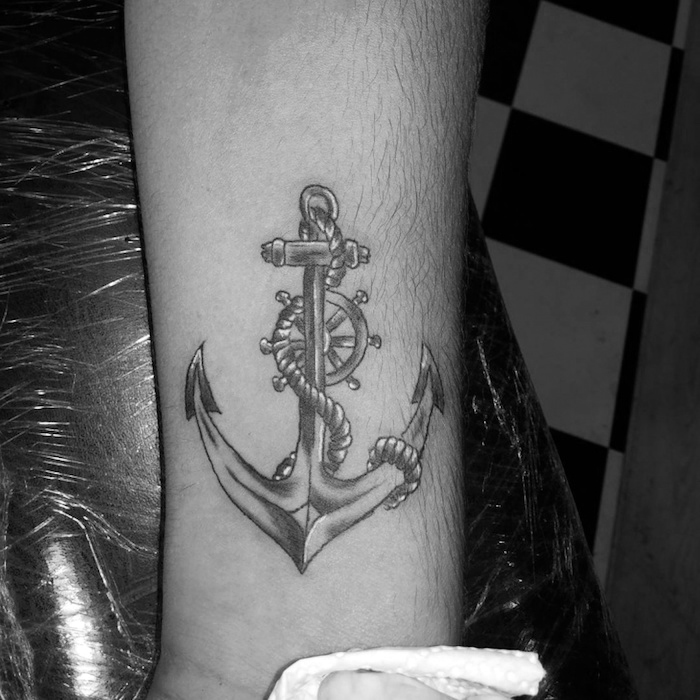 symbol anker, kleine tätowierung am arm, unterarm tattoo mit matirimem-motiv