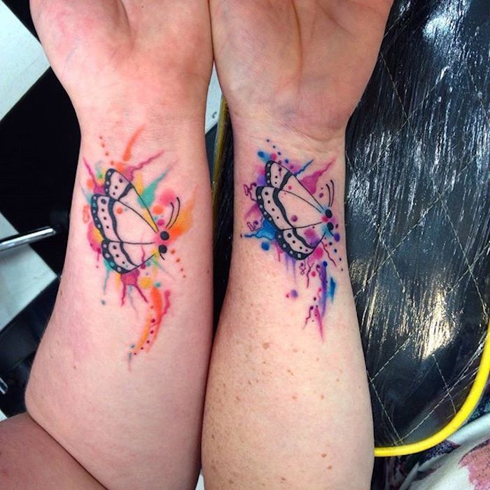 tattoo arm frau, geschwister tattoos mit schmetterling als motiv, wasserfarben