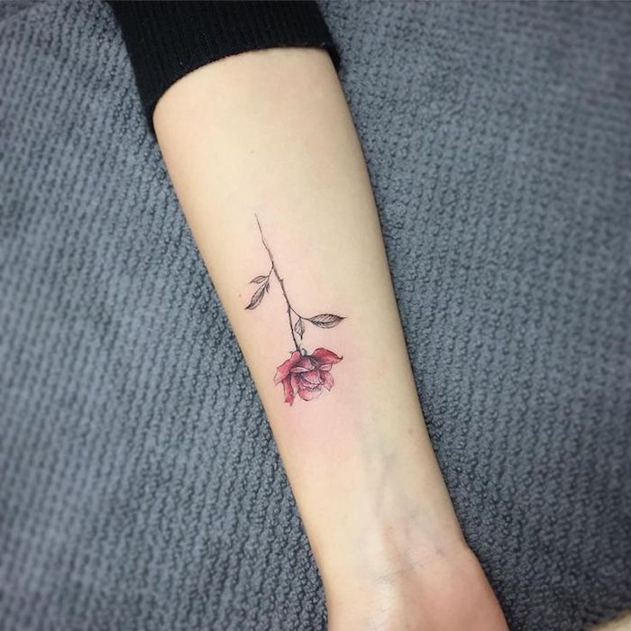 tattoo arm frau, rote rose als tattoo-motiv, kleines blumen tattoo