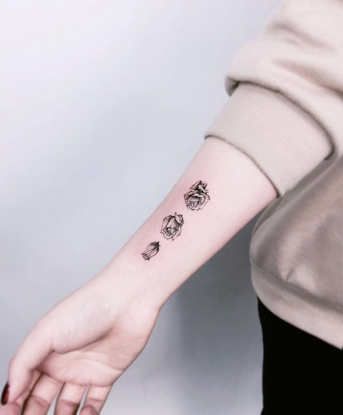 tattoo arm frau, kleine tattoo-motive, drei rosen, frauen tattoos