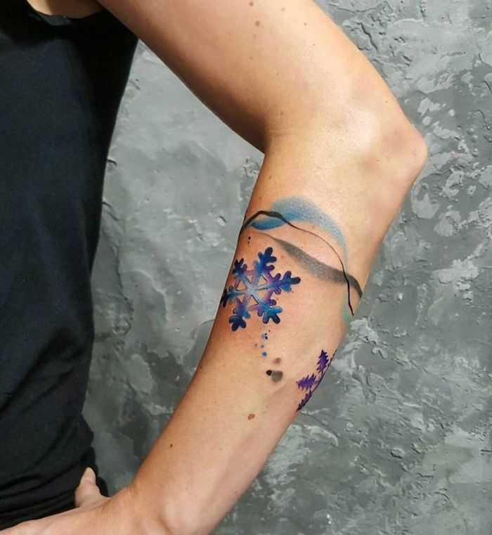 tattoo arm frau, wasserfarben tattoo, schneeflocken in lila und blau