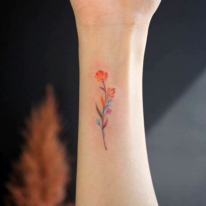 tattoo arm frau, kleine tattoo-motive für frauen, orange blume 