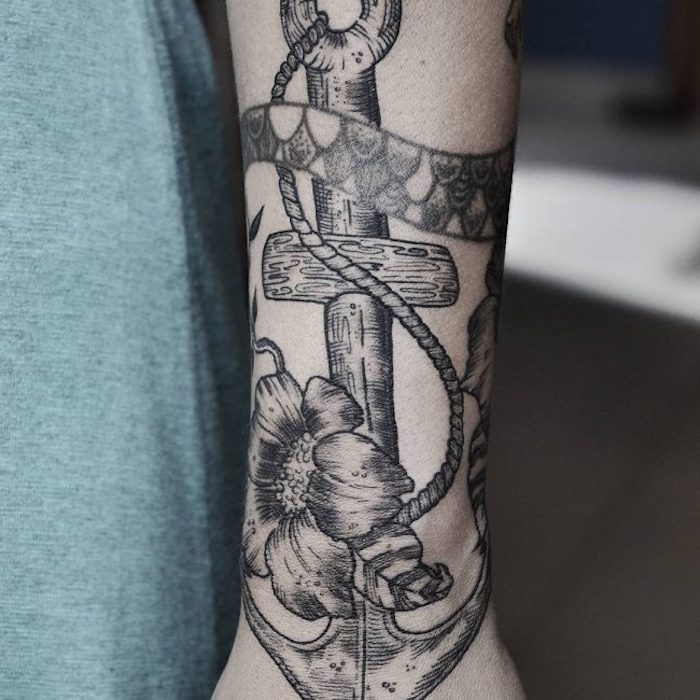 tattoo erinnerung, anker mit tintenfisch und blume, tätowierung in schwarz und grau