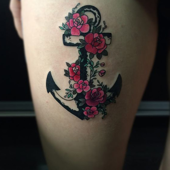 tattoo erinnerung, anker mitroten rosen am oberschenkel, tattoos für frauen