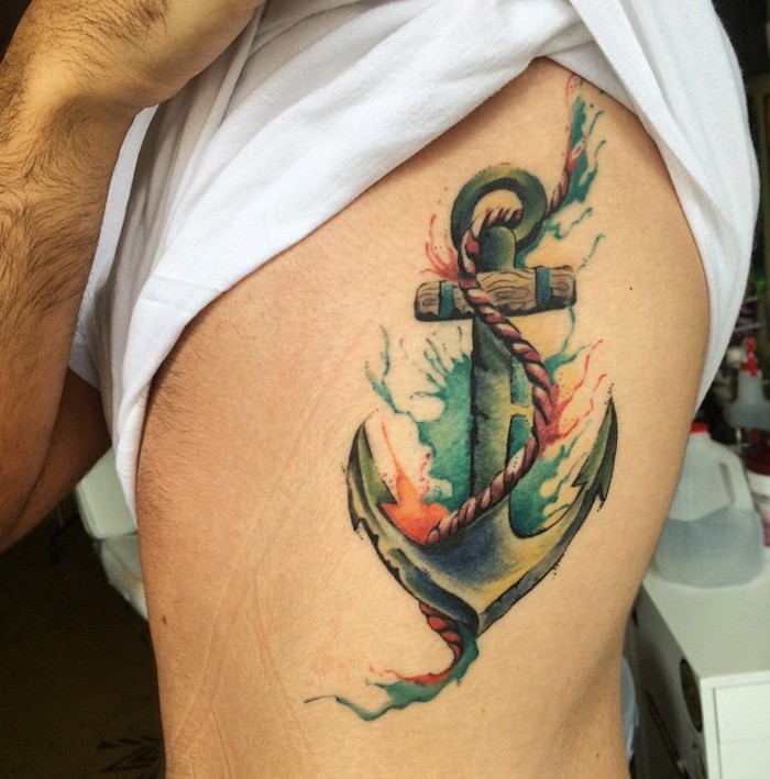 symbol anker, mann mit großer farbiger tätowierung, körperseite tattoo
