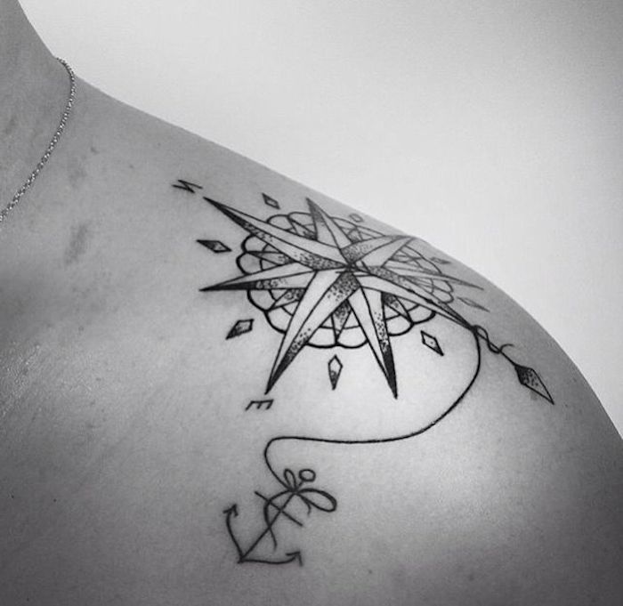 symbol anker, kompass tattoo in kombination mit anker an der schulter