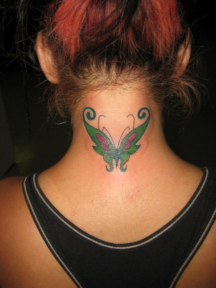 ein grüner Schmetterling von Tattoo Nacken - eine ausgefallene Idee
