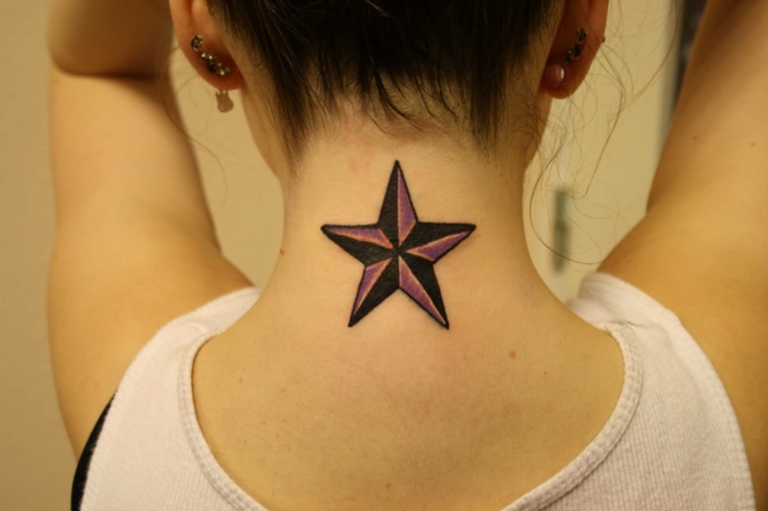 ein Stern als bekanntem Zeichen, Tattoo Nacken von einem jungen Mädchen 