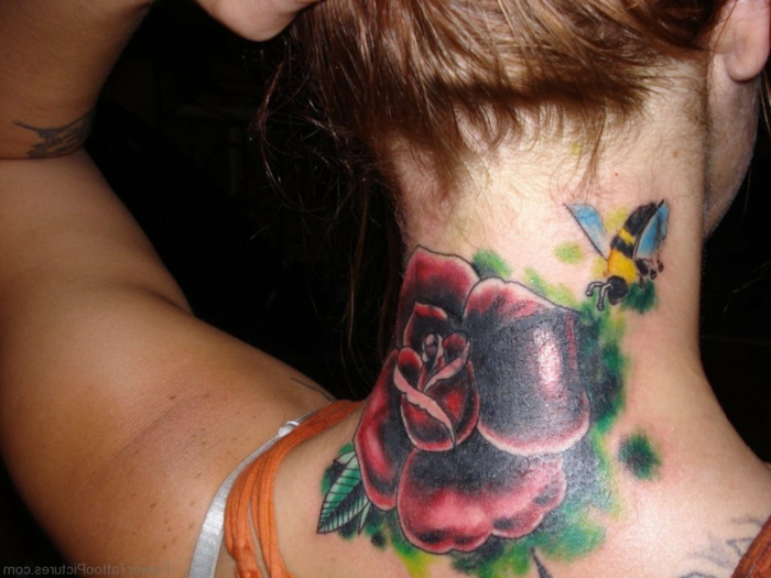 eine rote Rose und eine gelbe Biene formen ein buntes Tattoo Nacken