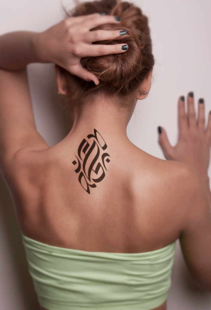 ein Zeichen von Tattoo Nacken, der Name der Besitzerin rund geschrieben