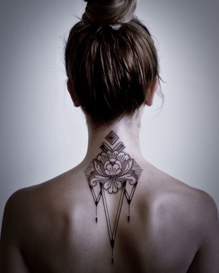 ein Lotos Blume mit geometrischen Motiven umgeben - Tattoo Nacken