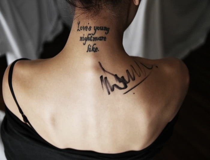 Dieses Tattoo Nacken besteht aus einem weisen Zitat und Unterschrift des Autors