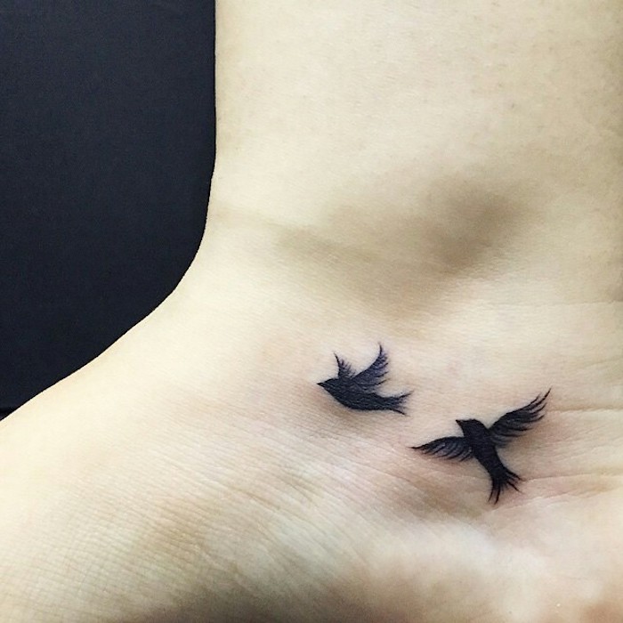 tattoo freiheit, kleine tattoo motive, fliegende vögel am bein