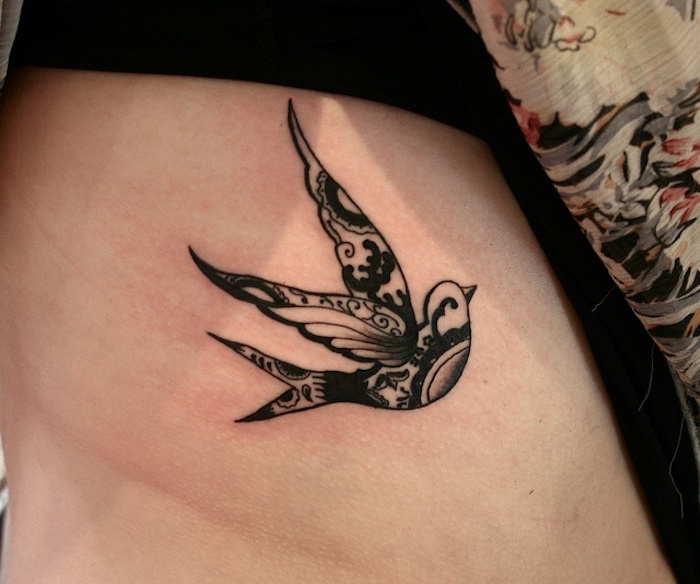 tattoo freiheit, kleine tattoo motive für frauen, vogel an der körperseite