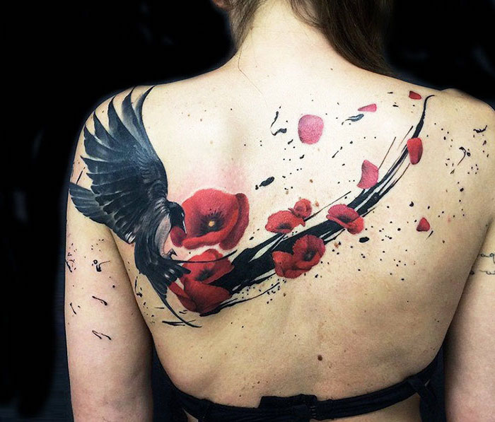 tattoo freiheit, frau mit großer tätowierung am rücken, vogel mit roten blumen