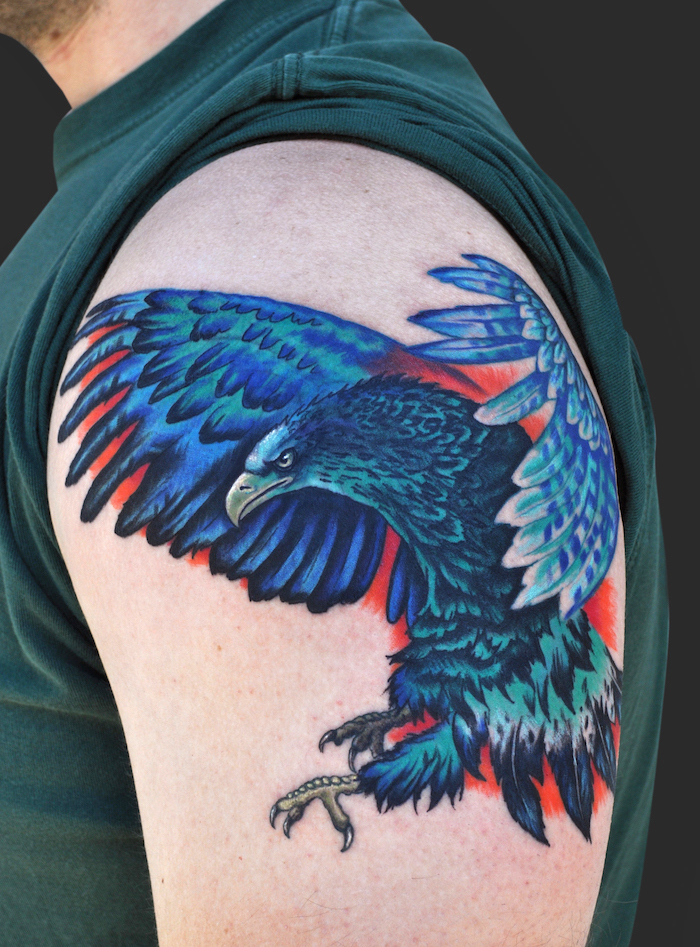 tattoo freiheit, große farbige tätowierung, blauer adler am oberarm