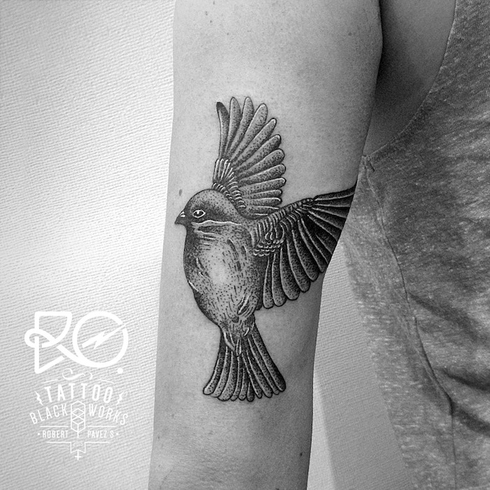 tattoo freiheit, schwarz-graue tätowierung mit vogel-motiv