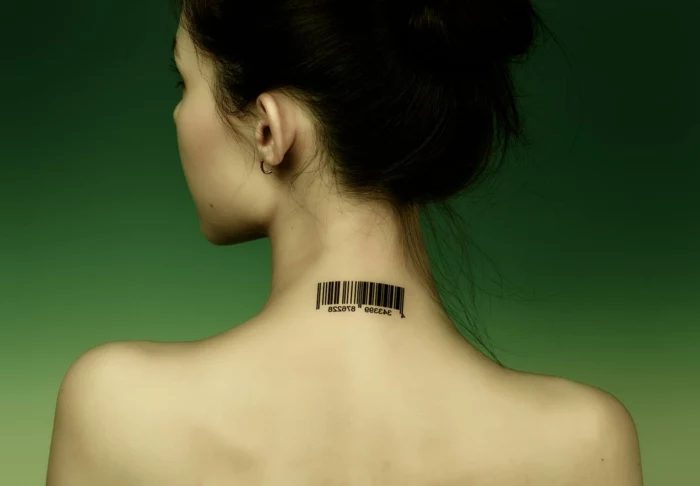 Streifencode als Tattoo im Nacken, ein Kritik gegen die Gesellschaft